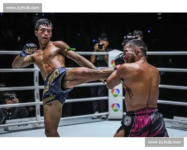 舍身踢两度读秒！苏阿布莱克踢拳首秀震撼 KO 桑阿希提